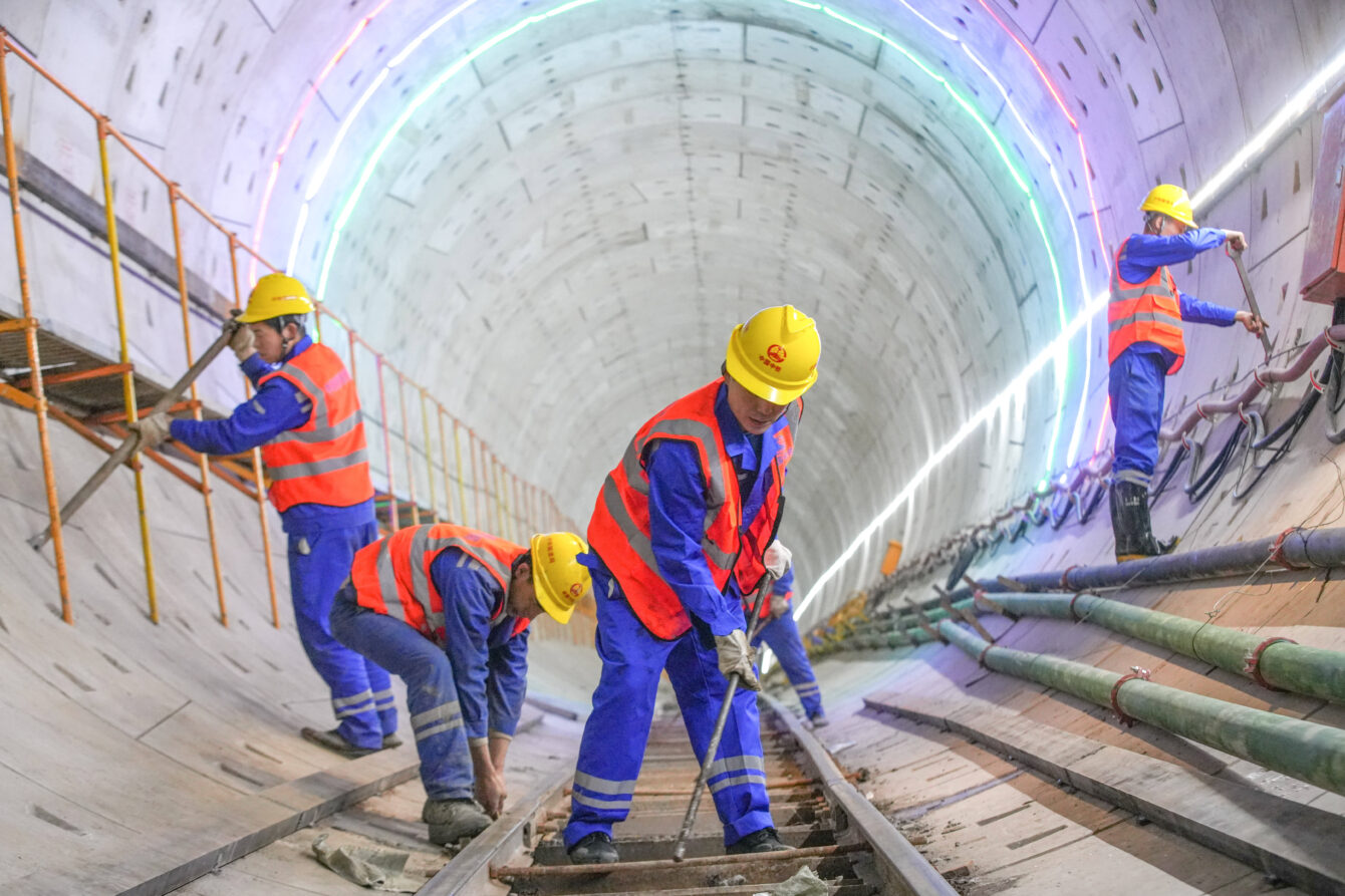 Des ouvriers de China Railway Group travaillent dans un tunnel sur le site de construction du chemin de fer municipal de Hangde dans le sous-district de Kangqian, comté de Deqing, ville de Huzhou, province du Zhejiang (Chine de l’Est), le 2 février 2023. © CFOTO/Sipa USA